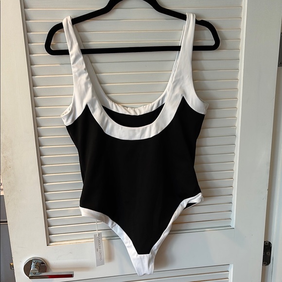 Stylish Black and White Buttoned Swimsuit - Picture 5 of 13